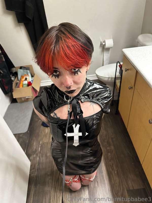trying on my new leash 💋💋