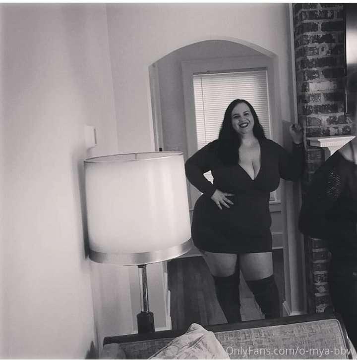 Throw back to my first BBW shoot. ♥️👀