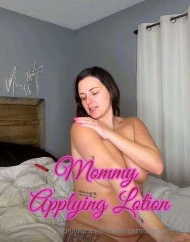 Are you peeking on me? 👀Watch this 7-minute mommy roleplay v..