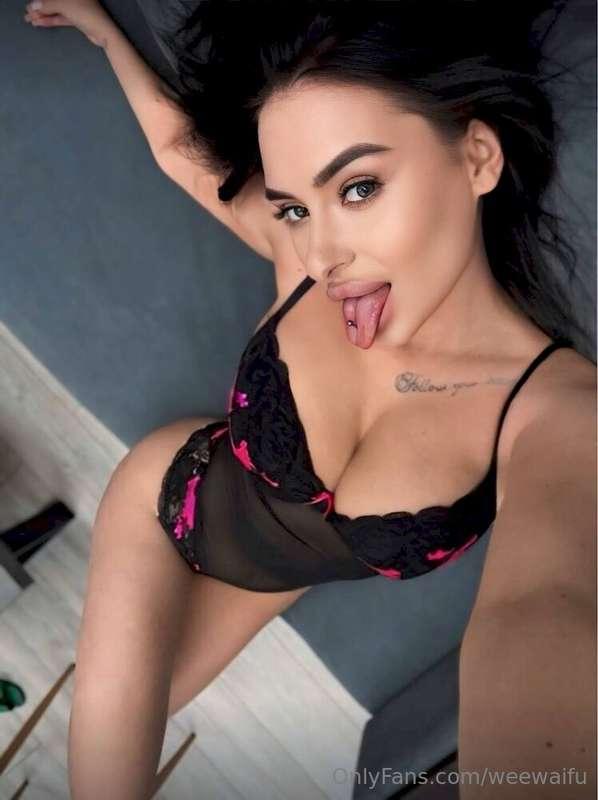 These perfect curves are impossible to resist! 😈🔥💭 Imagine h..