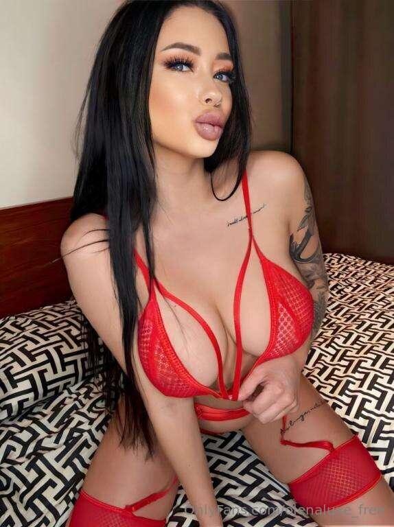 TOP BRUNETTE ON THE OF @amylox 😍

what is @amylox doing on h..