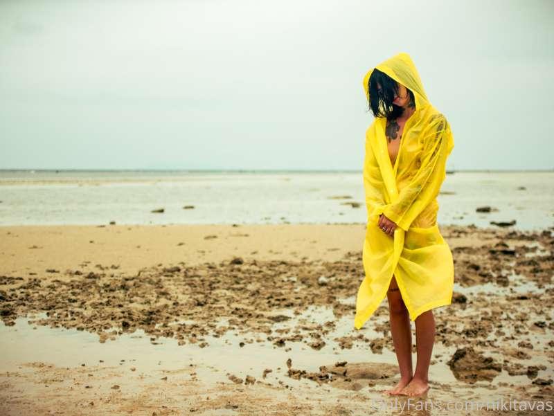 Girl in yellow raincoat :) follow @vasyalondon13 
7 photos w..