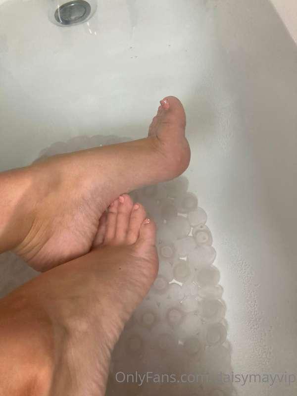 Feet or pussy?