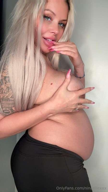 Who want's to taste mommy's hard nipples right now!!
