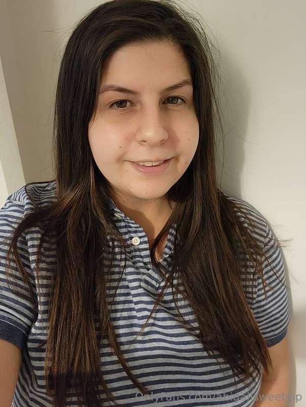 Innocent face 😋 but with this face i suck really good a cock..