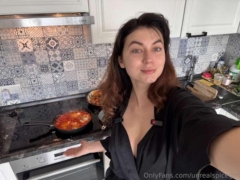 Cooking a delicious homemade dinner-shakshuka😋 this evening!..