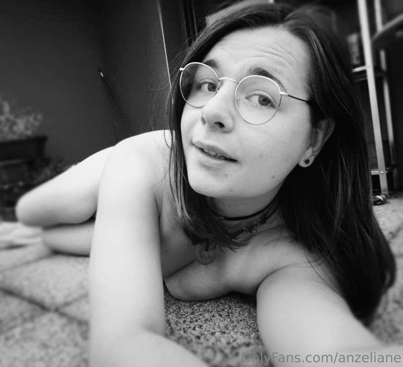 I look quite fine in black and white 🖤🤍