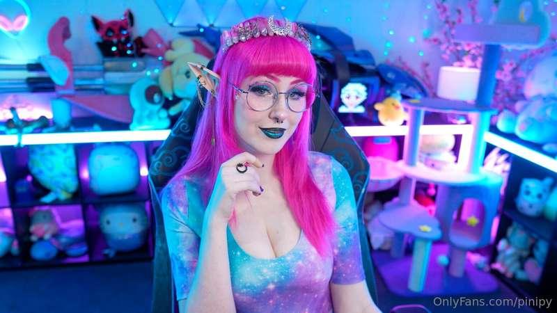 Live on http:/Twitch.tv/Pinipy for some more elf girl shenan..