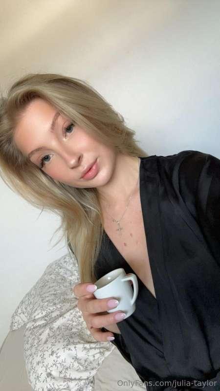 White walls + Coffee and I only missing you...🌷🌹