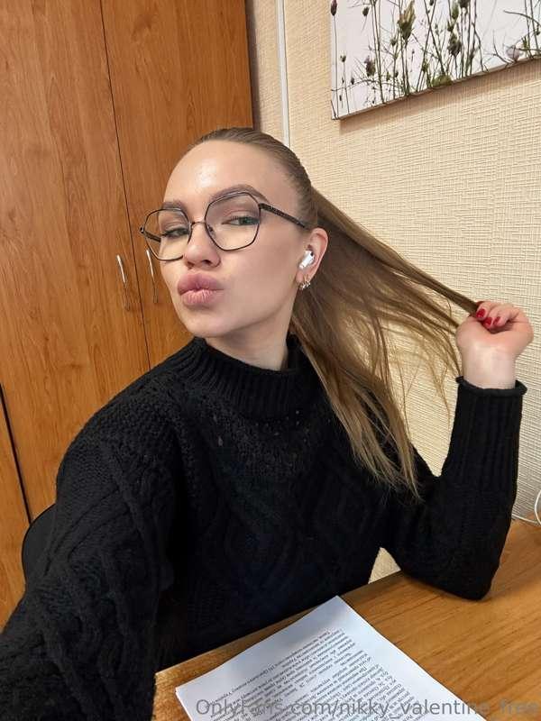 when I get bored at work, I take a selfie😋

can you guess wh..