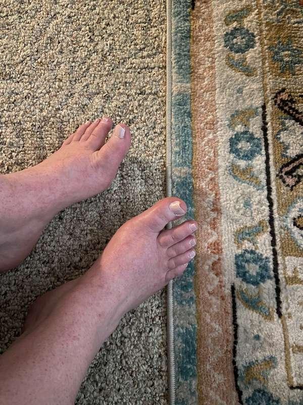 Wish I had someone to help me paint my toenails with bc I’m ..