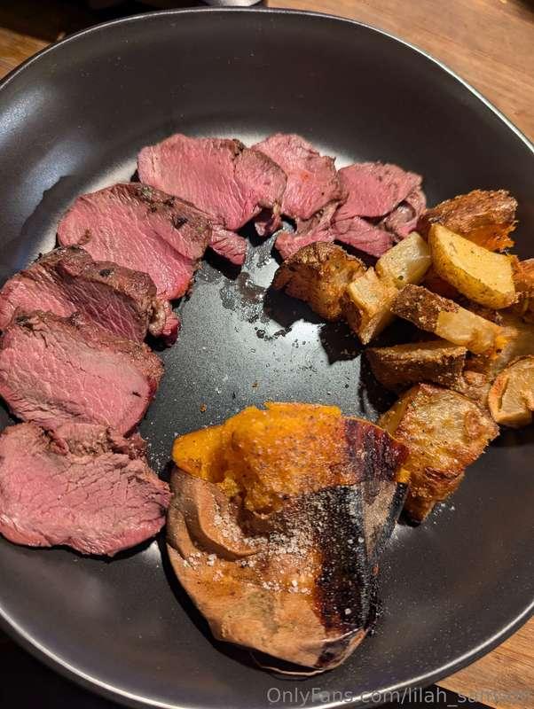 Last night's dinner..... Rare smoked deer backstrap 🦌  Roast..