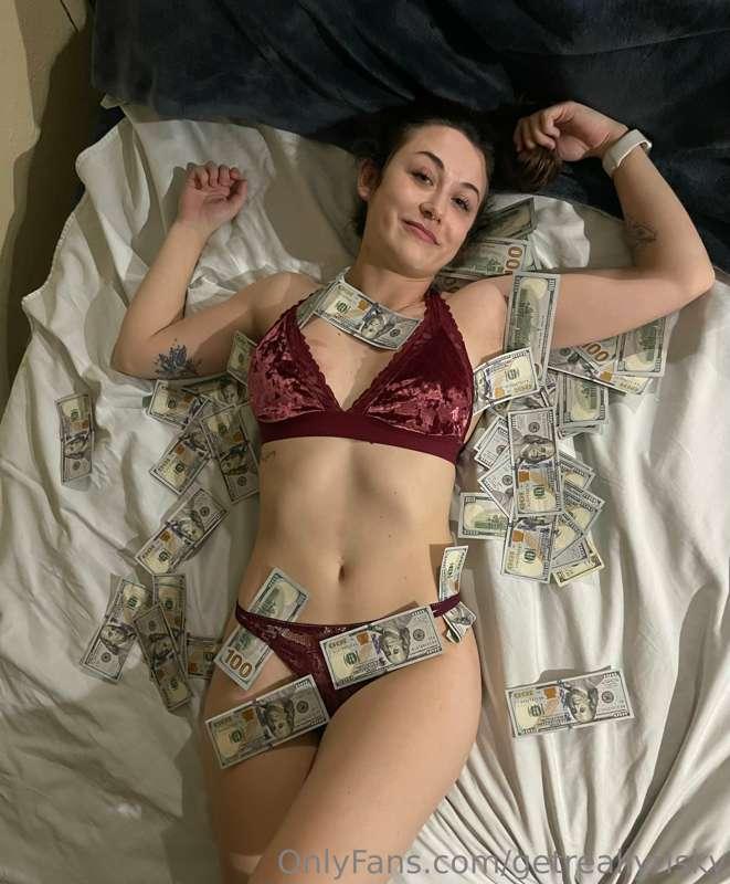 Santa’s lil’ helper  🎅🏼 

If u can guess how many  💵 bills a..