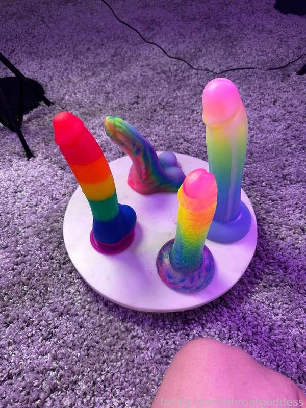 traveling home all day but i'll be available and on responding to dms and posting tonight!!! 
🚨picture is a hint for my new video coming up 👀 rainblowbang🚨
