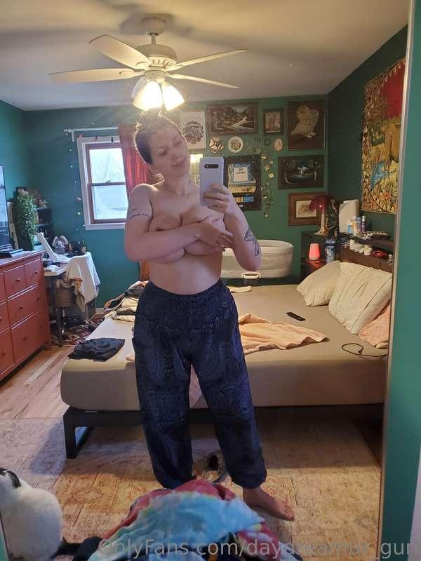 Large titties if you scroll through 😏➡️
But also I look like..