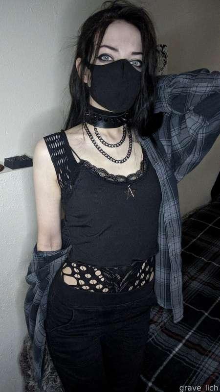 My fit to the brewery earlier tonight. First time wearing an actual collar, not my day collar, in public too! Have a good night, everyone, maybe I'll undress in your dreams... 🥰

#sfw #metalhead #altwomen #bodysuit #greyeyes #blackhair #collar #croptop