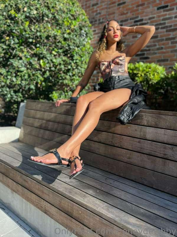slide into my DM's. 💋 Let me show you what these feet can do..