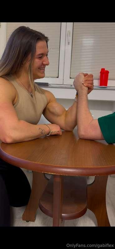 New videos abaible 😜 armwrestling and touching my biceps hah..