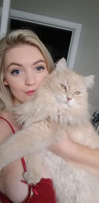 Love hanging out with my kitty, his fur is so soft ❤