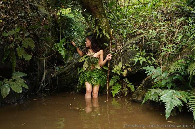 The Amazona girl survived in the rainforest