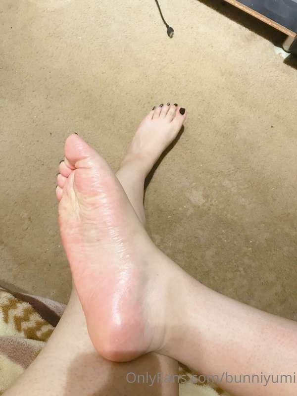 Appreciate my cute bare feet ♥️