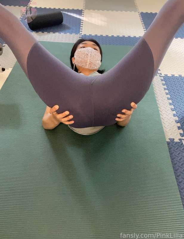 It's been too long since I've done exercise and some of the movements have been a little difficult to do 😆 I think I should do more exercise, is there anyone who does exercise with me?😏🍆💦
太久没有做运动，一些动作做起来已经有些困难了😆看来应该多做做运动了，有谁和我一起做运动吗？😏🍆💦