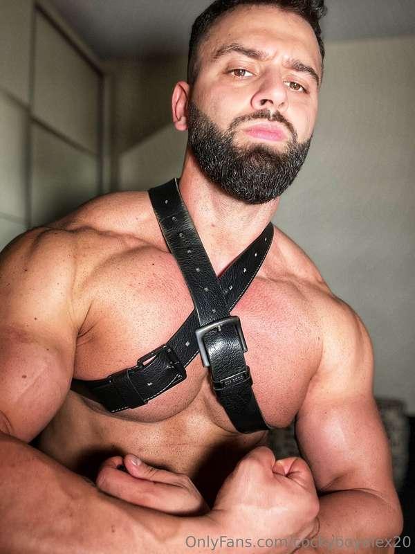 Feel those pecs for me😈
