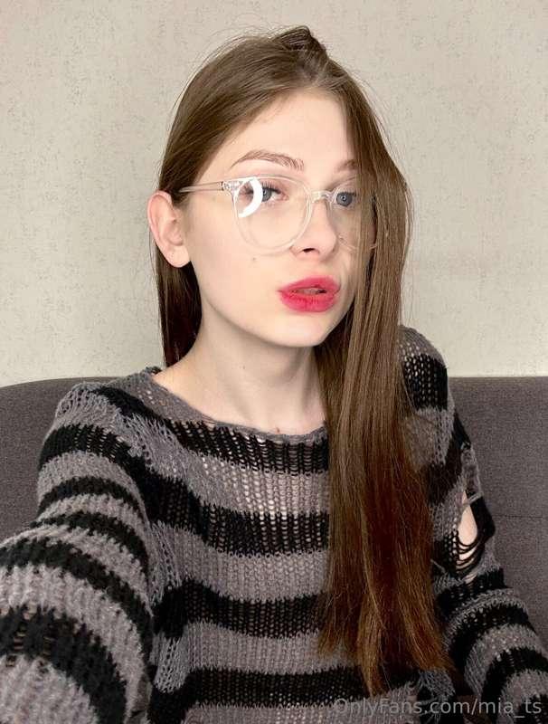 Cute home photo with sophisticated lipstick! 💄 These moments..