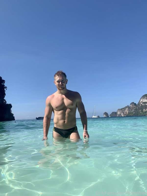 ## wanna have fun? 😜💦 only $5 for a SURPRISE 🎁 in your DM🍆👀🔥..