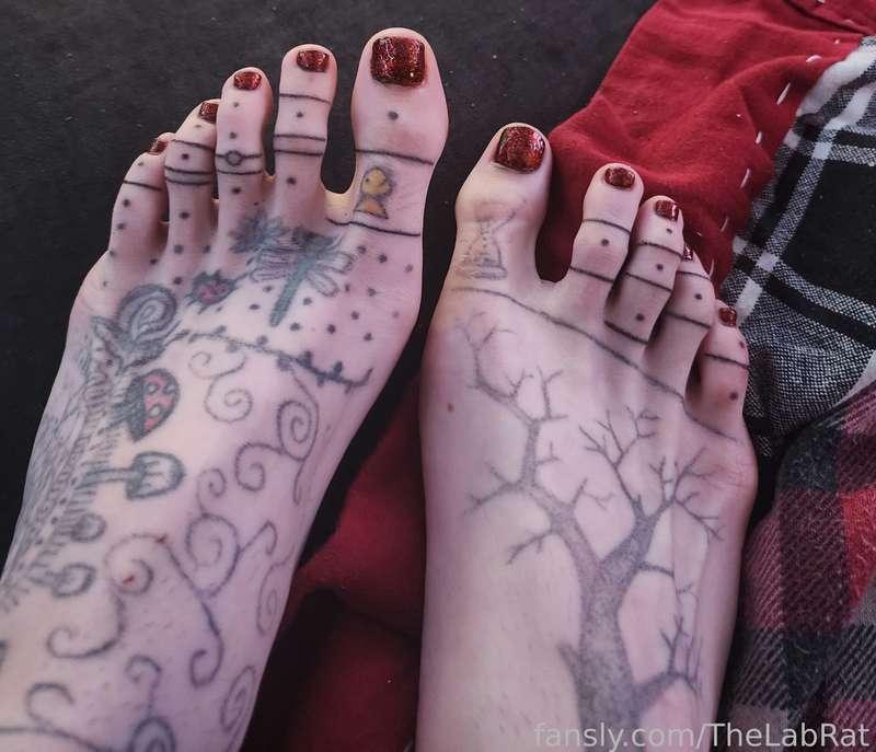 Toe tattoo touch ups🖤
I need to redo the hourglass soon lol

#fyp #FYP #SFW #feet #tattoos #toes #alt