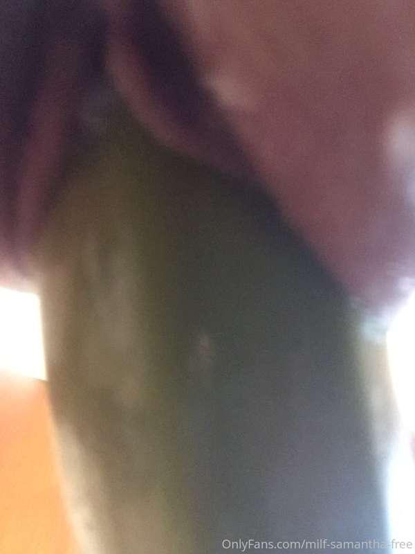 Guess what this is babes? It’s a Huge Banana 🍌 in my Milf Pu..