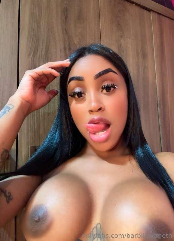 Me chuparías las tetas bb😍?