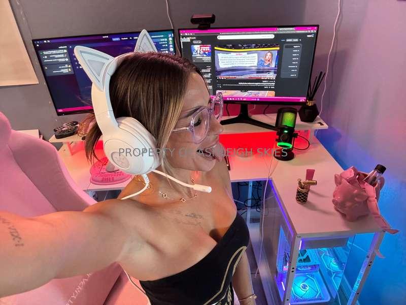 Wanna play Fortnite and watch me with my tits out??? 🍒 🎮