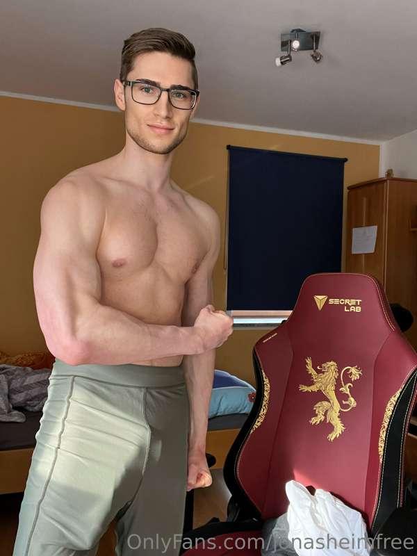 Woke up horny. See what I did with it 😈
@jonasheim