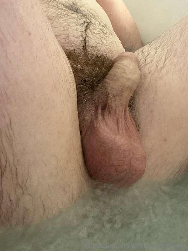 The water feels nice on my balls 🤤🚿