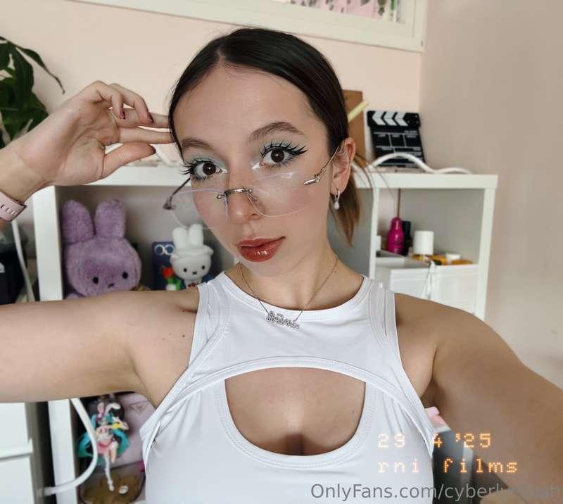 Wanna cum on my glasses?💦