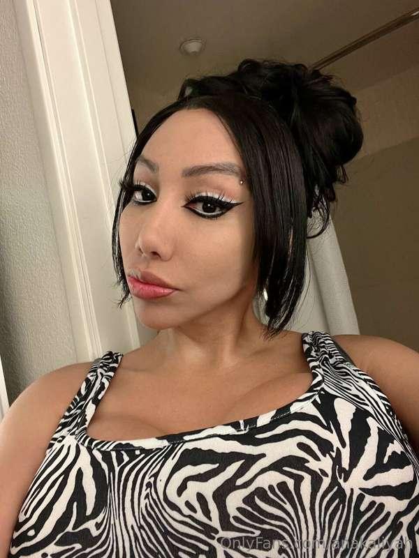 I want you to close your eyes and imagine cumming all over m..