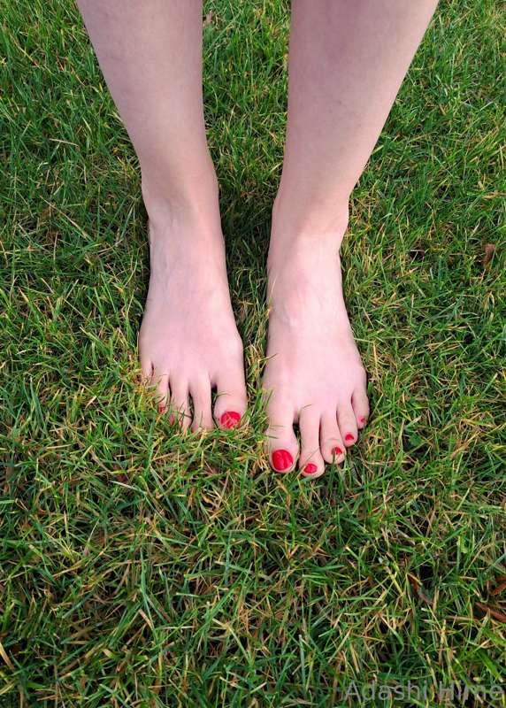Bare foot fun 🌿👣