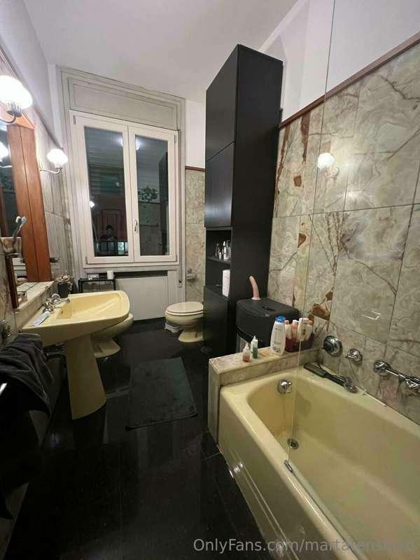 Volevo farvi sapere che non ho le tende in bagno 🙈🙈🙈. Ogni t..