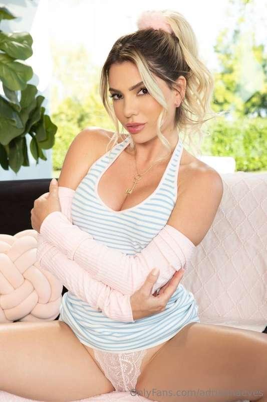 Kissing burns 6.4 calories a minute. Wanna workout? 👅💋