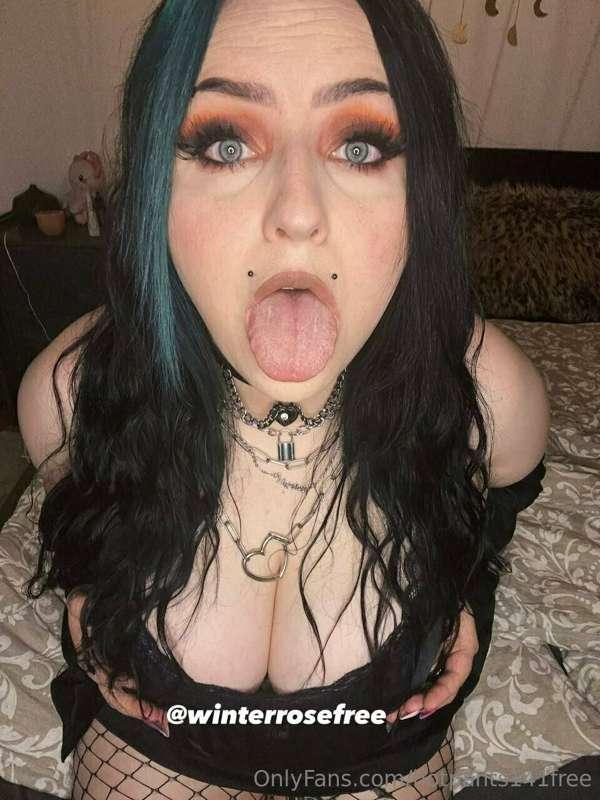 ## (24h) @winterrosefree wants to cuddle your cock with her ..