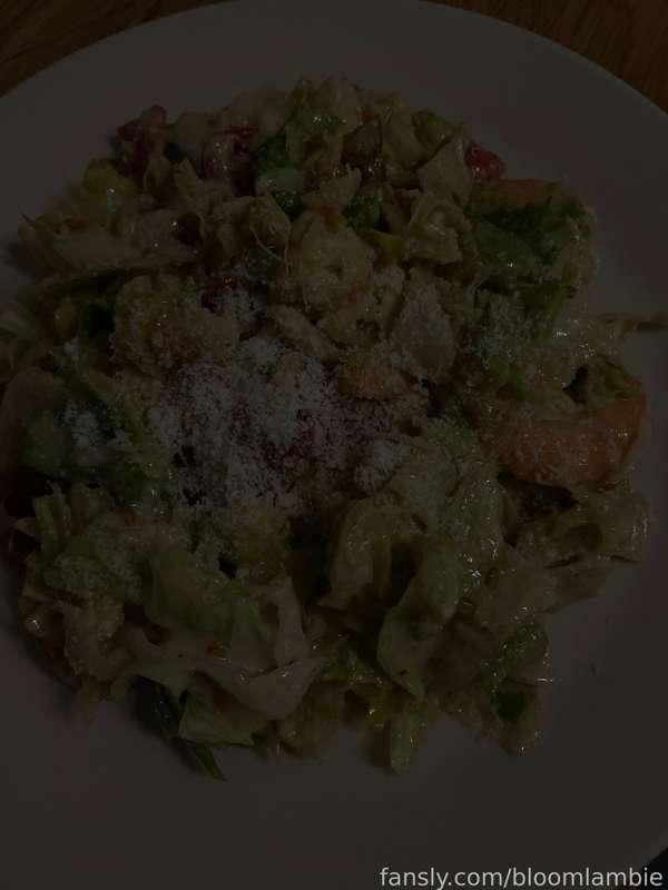 hello, dude’s 👋🏻
today I made a shrimp salad. it's like caesar, but without crackers, instead of avocado and whole-grain fried bread in a bite🤤🦐
However, I ate all the shrimp from the salad😅
