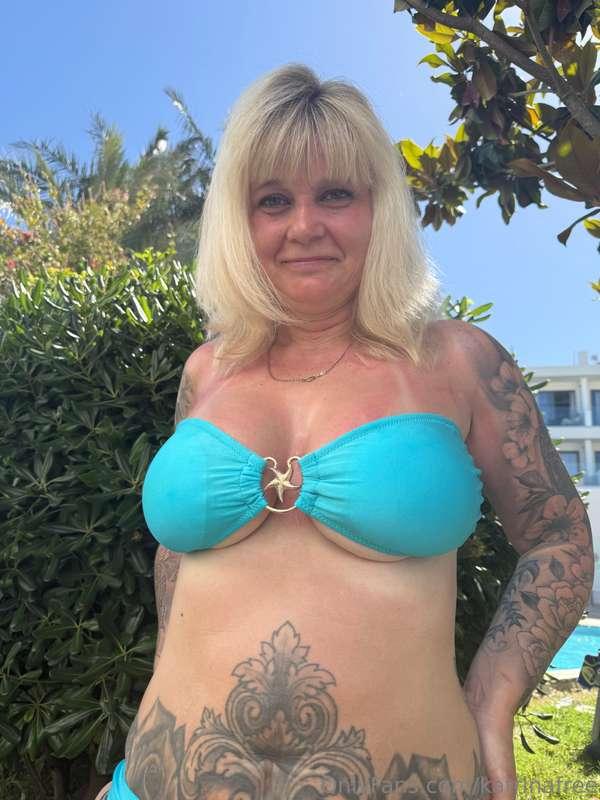 Here’s some bikini and holiday pics🥰🥰🥰I’m enjoying the sun g..