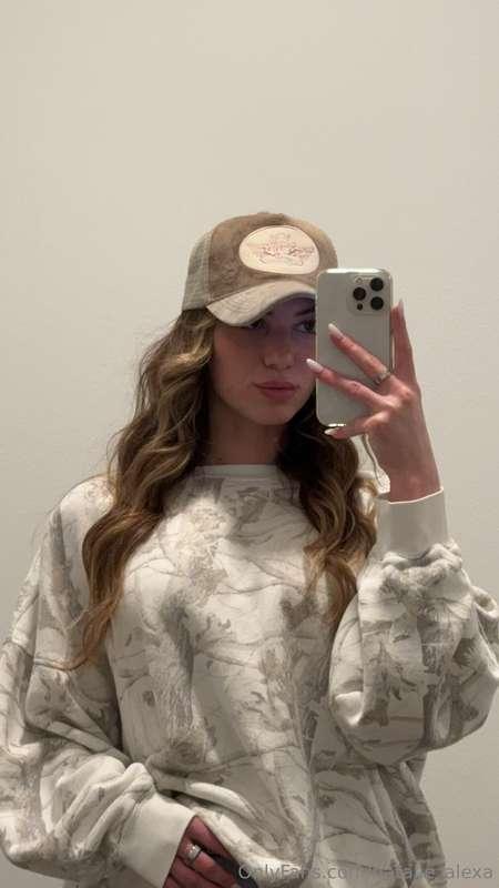 so comfy in this sweatshirt 💗