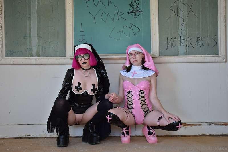 What kind of pictures should @galebkitty and I take next? 🪦