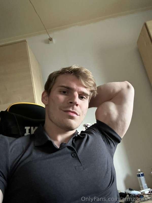 Sheesh man bicep is insane