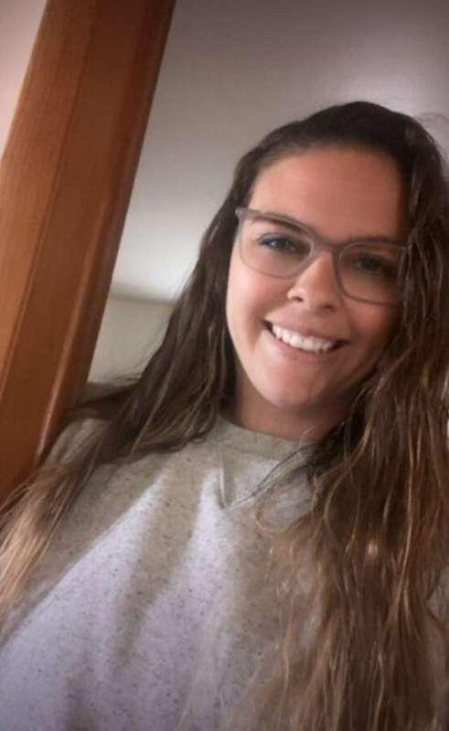 @bailee2232 year old MILF who loves to show herself off! I a..