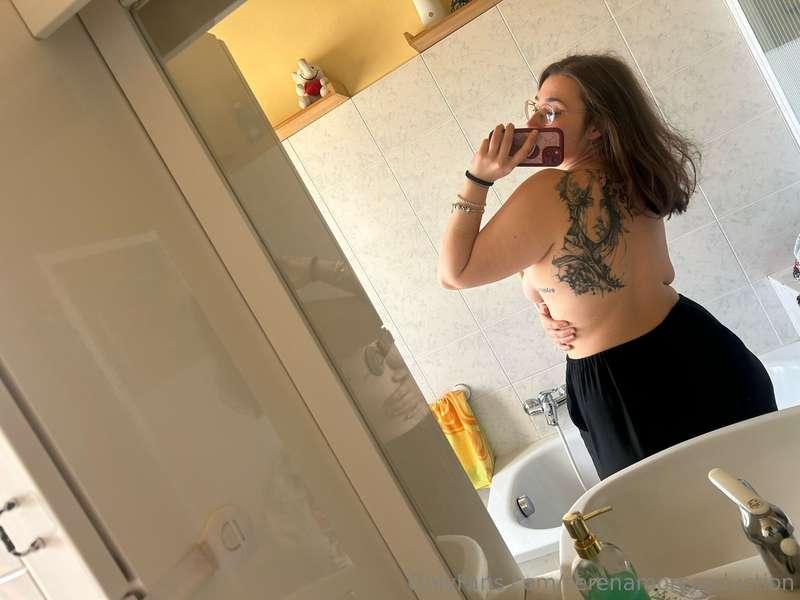 La mattina sono un po’ impacciata e mi é caduto il reggiseno..