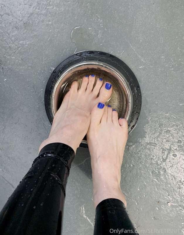 Behind the scenes: Champagne covered toes for a special sub ..