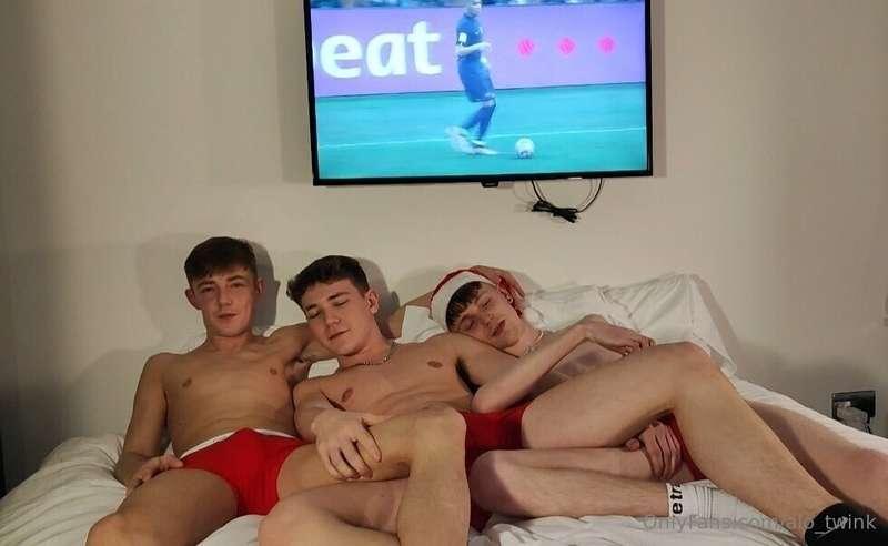 My FIRST THREESOME!🤭❤️ 🎅 Message me for the full video😉
